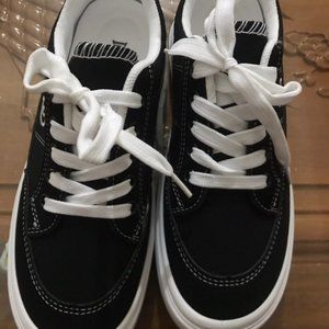 Stylish breathable canvas shoes